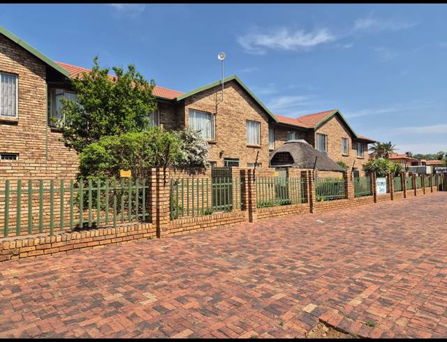 3 BEDROOM TOWNHOUSE FOR SALE IN VANDERBIJLPARK SE 3